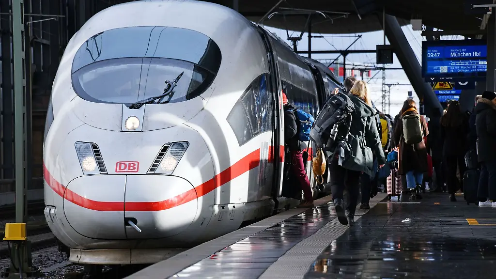 Ein-ICE-steht-an-einem-Bahnhof