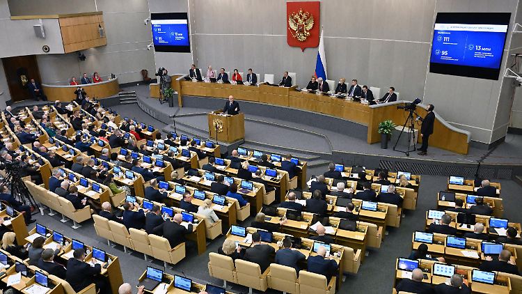 In der Duma wird vornehmlich gesessen, das wurde einem Abgeordneten von seinem Arzt untersagt.
