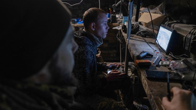 Russische Drohnenpiloten bei Pokrowsk. 