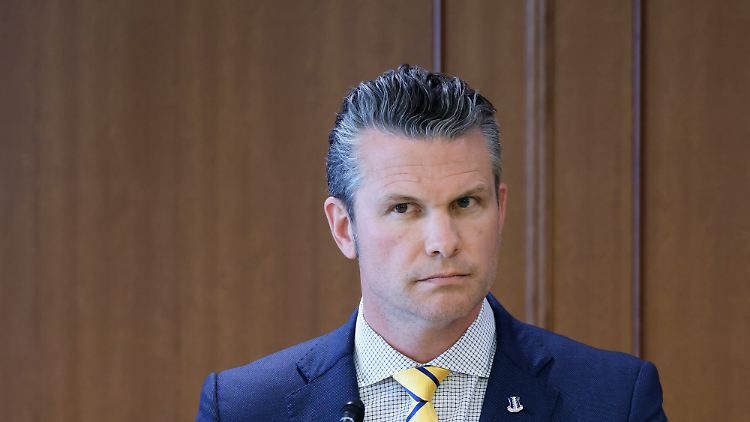 Das US-Verteidigungsministerium will prüfen, welche Rolle Hegseth in der Chatgruppenaffäre spielte.