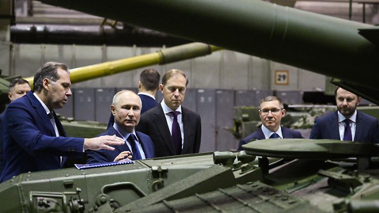 Der russische Präsident Putin besuchte im vergangenen Jahr eine Panzerfabrik in Nischni Tagil.