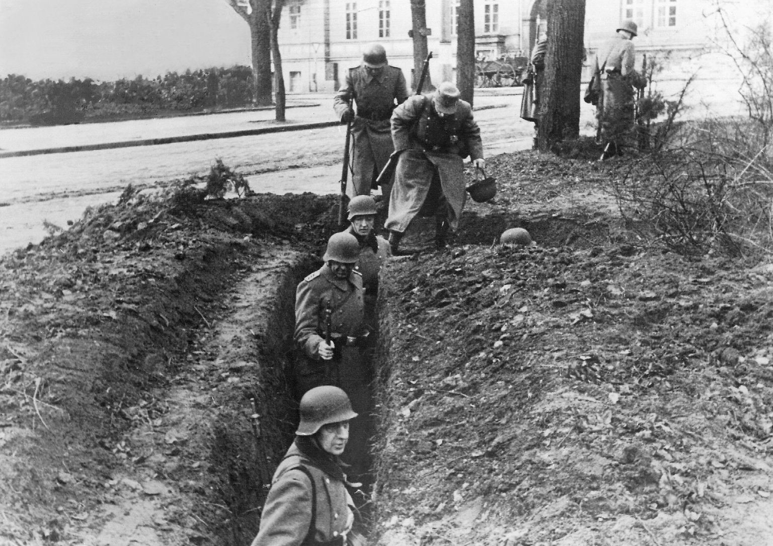 Im Frühjahr 1945 steuert das deutsche NS-Regime dem Untergang entgegen.