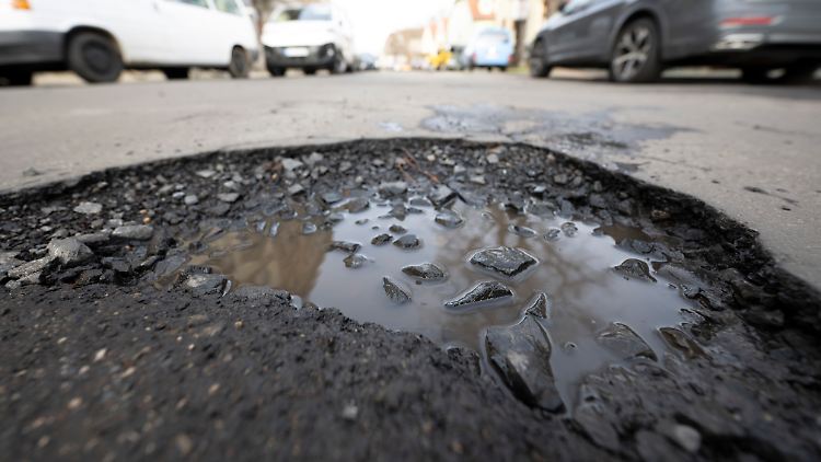 Die kürzlich beschlossenen Milliarden für Infrastruktur werden die Kommunen nicht retten, heißt es.