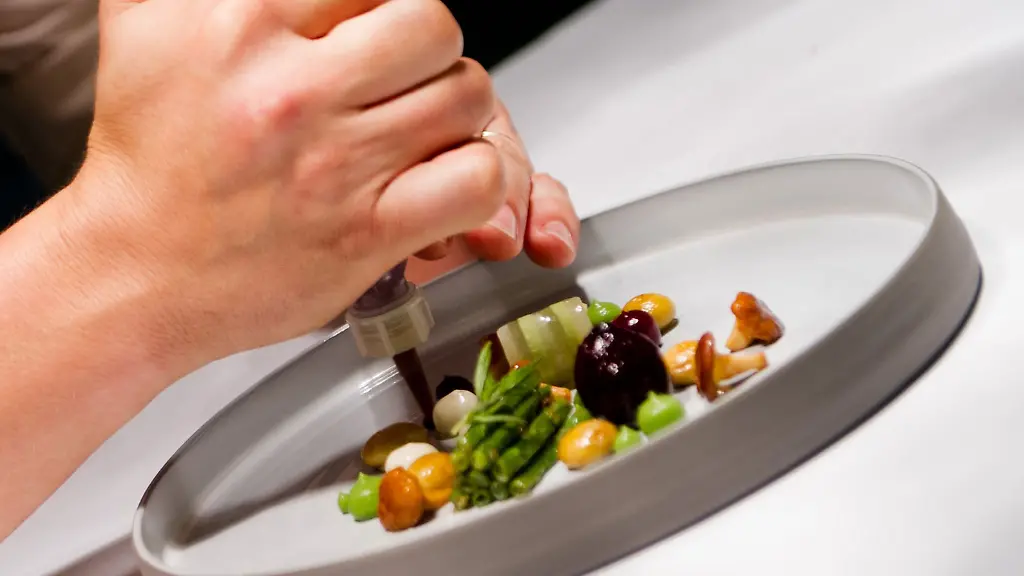 Ein-Gericht-wird-angerichtet