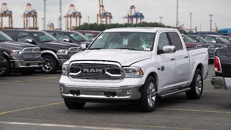 US-Neuwagen stehen vor einigen Jahren am Terminal eines deutschen Hafens.