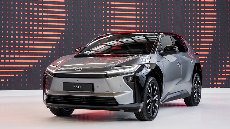 Aerodynamisch leicht verbessert kommt japanische Stromer Toyota bZ4X ab sofort daher.
