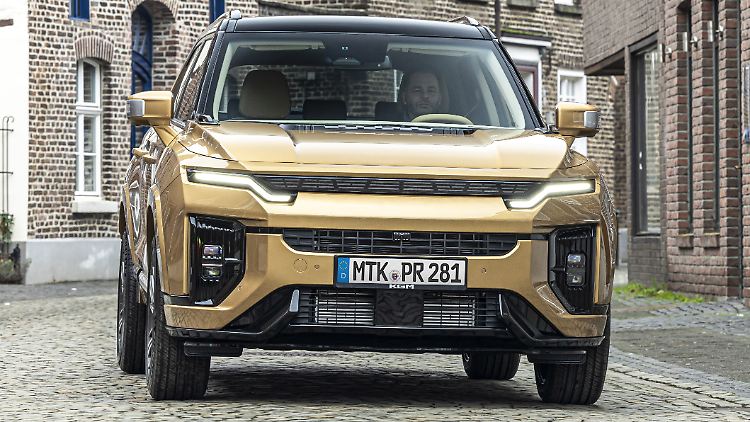 Auffallend: die kantige Front des KGM Actyon mit markantem Kühlergrill und eigenständiger Lichtgrafik.