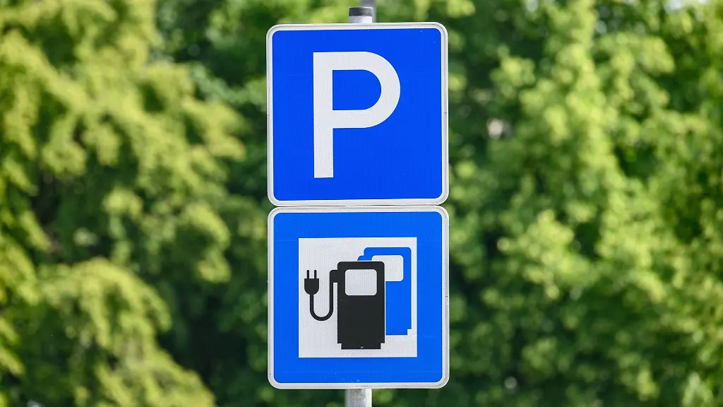 Noch-nicht-flaechendeckend-vorhanden-Parkplaetze-mit-E-Ladestationen-an-Autobahnen