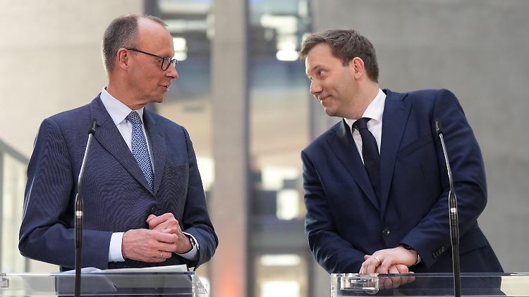 Noch trennen sie Welten, und sie stehen für verschiedene Welten. Aber immerhin sprechen Klingbeil (r.) und Merz auf Augenhöhe und scheinen auch miteinander klarzukommen