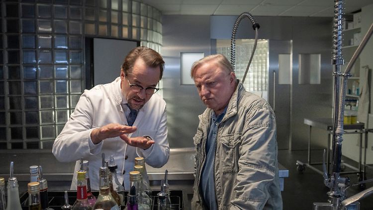 Kommissar Thiel (Axel Prahl, r.) kann kaum glauben, was ihm Professor Boerne (Jan Josef Liefers, l.) zum Tathergang erklärt - und auch die Zuschauer dürften Probleme gehabt haben, der Auflösung des Falls zu folgen. 