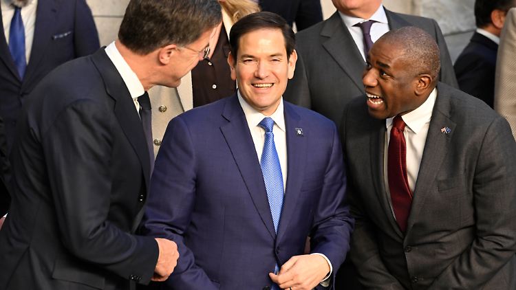 Charmeoffensive: Rubio zwischen Nato-Generalsekretär Rutte und dem britischen Außenminister Lammy.