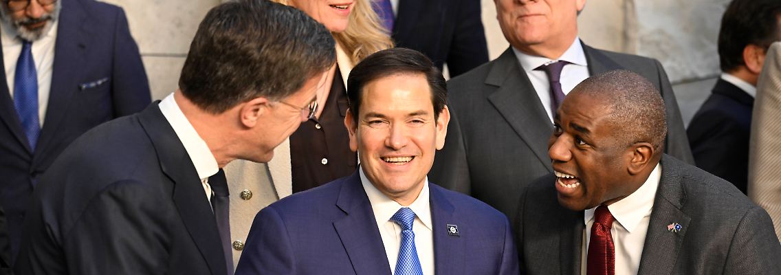 Charmeoffensive: Rubio zwischen Nato-Generalsekretär Rutte und dem britischen Außenminister Lammy.