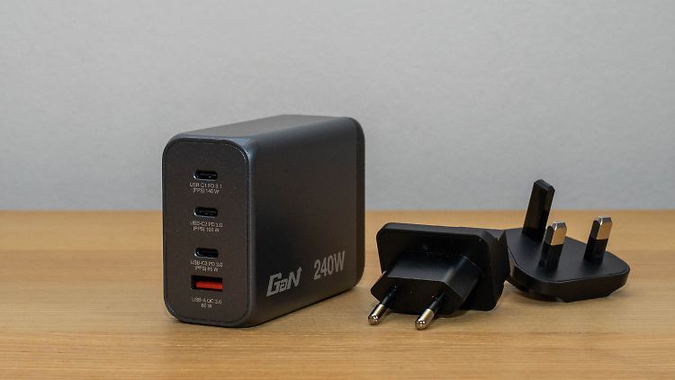 Das Ladegerät hat einen einklappbarem US-Stecker, auf den ein mitgelieferter EU- oder UK-Adapter aufgesetzt werden können.