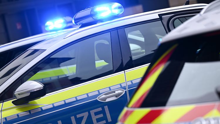 Polizisten und Rettungskräfte konnten nur noch den Tod des Neugeborenen feststellen.
