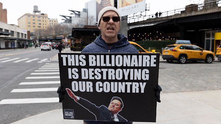 Bisher ist der Protest gegen Trump und Musk in den USA sehr überschaubar. Das soll sich nun ändern. 