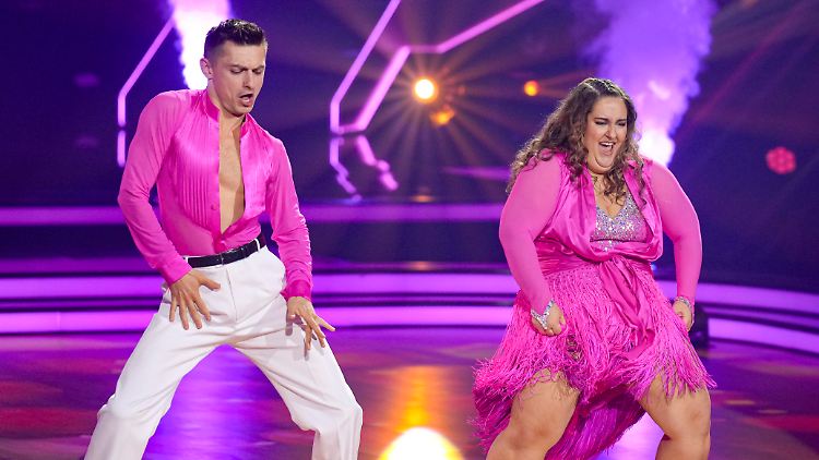 Influencerin Sandra Safiulov und ihr Tanzpartner Zsolt Sándor Cseke schwingen die Hüften. 