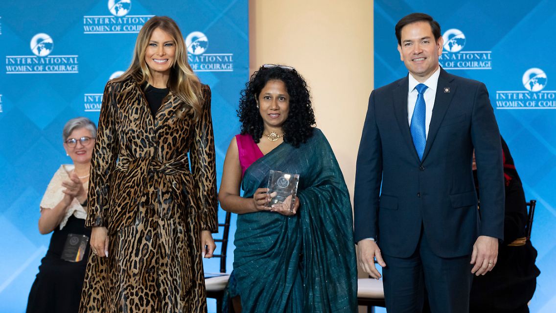 Melania Trump mit Preisträgerin Namini Wijedasa und US-Außenminister Marco Rubio.