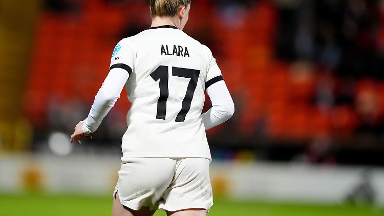 Alara Şehitler trug ihren Vornamen auf dem DFB-Trikot.