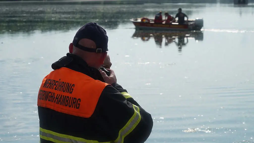Einsatzkraefte-der-Feuerwehr-Hamburg-suchen-im-Eichbaumsee-nach-einem-jungen-Mann