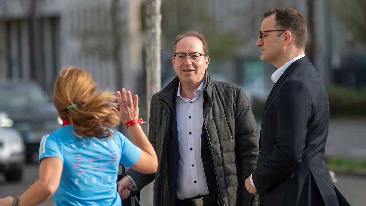 Bürgernähe: Alexander Dobrindt und Jens Spahn werden von einer Joggerin gegrüßt.