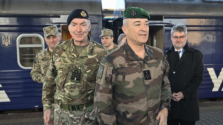 Der britische Armeechef Tony Radakin (l.) und sein französischer Amtskollege Thierry Burkhard (r.) bei ihrer Ankunft in Kiew.