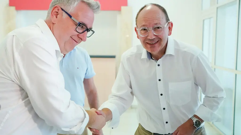 Thorsten-Riehle-l-SPD-und-Christian-Specht-CDU-Kandidaten-fuer-das-Amt-des-Oberbuergermeister-der-Stadt-Mannheim-geben-sich-die-Hand