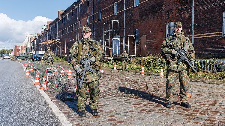 Bundeswehrsoldaten in Hamburg während der Übung "Red Storm Alpha". 