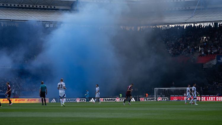 Die Fans des HSV sorgten nach wenigen Sekunden für eine Unterbrechung.