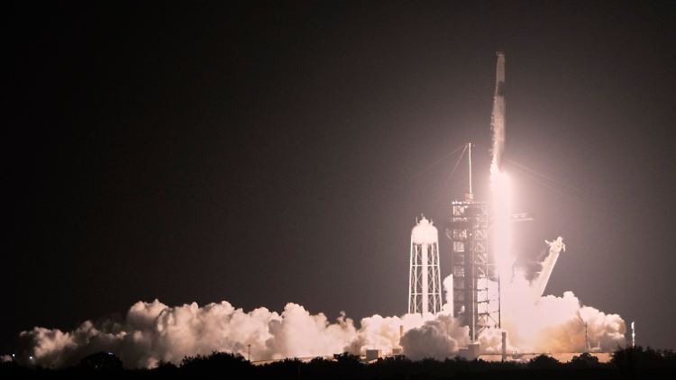 Eine SpaceX-Rakete hebt ab.
