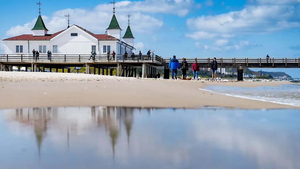 Blick-auf-die-Seebruecke-am-Strand-von-Ahlbeck-auf-der-Insel-Usedom