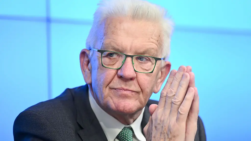 Winfried-Kretschmann-Buendnis-90-Die-Gruenen-Ministerpraesident-von-Baden-Wuerttemberg-bei-einem-Termin