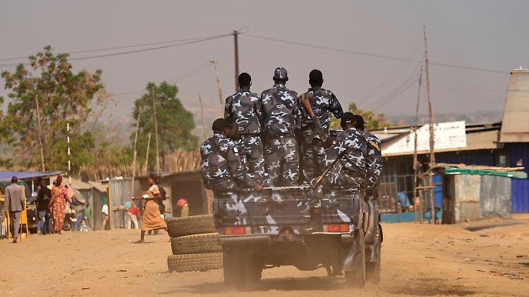 Der Südsudan hatte sich 2011 vom Sudan abgespalten und ist trotz großer Ölvorkommen einer der ärmsten Staaten der Welt. Viele Menschen sind auf der Flucht.