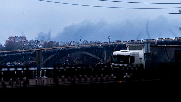 Nach den russischen Angriffen auf die ukrainische Hauptstadt steigt Rauch auf.