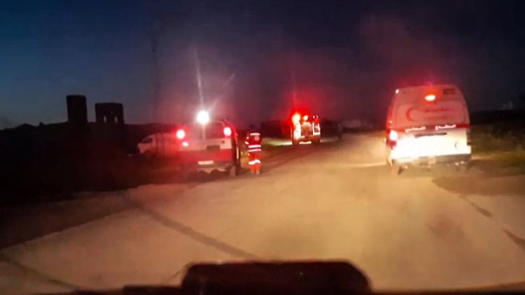 Ein Helfer filmte die Situation aus einem der Fahrzeuge heraus. Er soll tot sein. 