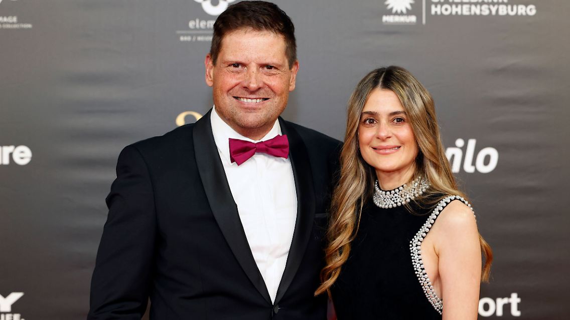 Jan Ullrich und seine Freundin Elizabeth Napoles bei der 20. Kinderlachen-Gala 2024 in der Westfalenhalle Dortmund.