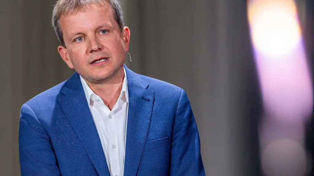 Rico-Badenschier-SPD-der-Oberbuergermeister-von-Schwerin-bei-einem-Rededuell-mit-seinem-Herausforderer-im-Fernsehstudio