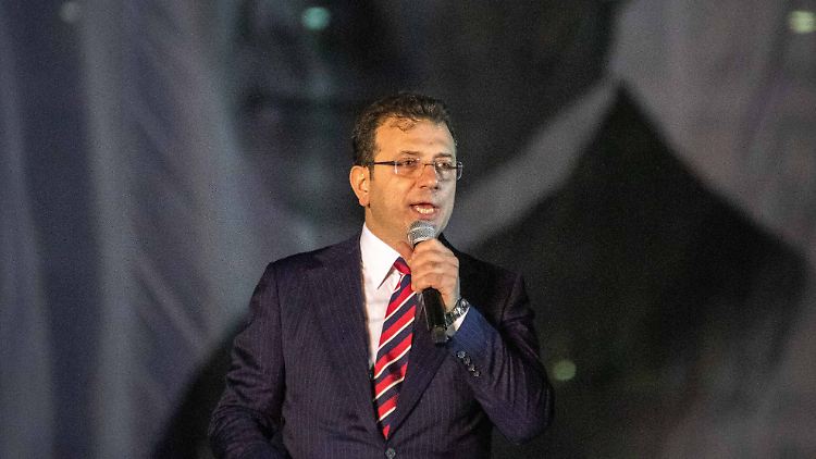 Imamoglu bei einem Auftritt - als er noch frei war. Hinter ihm auf einem Banner schwach zu sehen das Antlitz von Republikgründer Mustafa Kemal Atatürk.