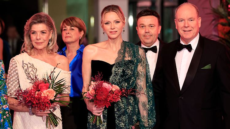 Fürst Albert von Monaco (rechts) zusammen mit seiner Ehefrau Charlene (Mitte) und seiner Schwester Caroline (links) beim "Bal de la Rose" im März in Monaco. 