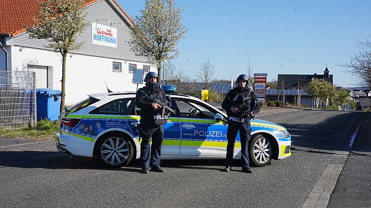 Die Polizei sichert schwer bewaffnet den Ortseingang von Weitefeld im Westerwald. 