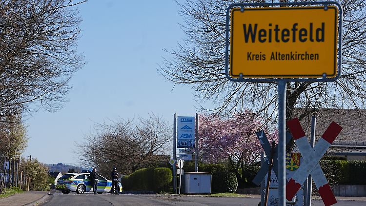 Die Polizei hat Weitefeld abgeriegelt - sie sucht offiziell nach einer Person.