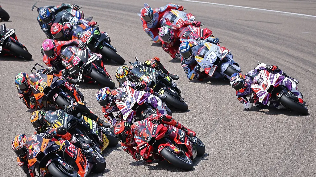 Die-Motorradfahrer-sind-kurz-nach-dem-Start-dicht-hintereinander