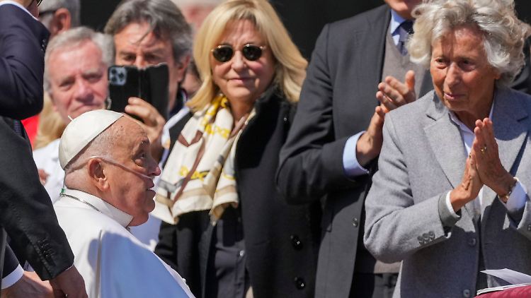 Noch sichtlich geschwächt: Papst Franziskus.