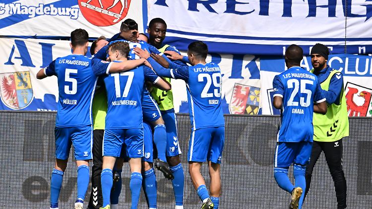 Der 1. FC Magdeburg bejubelt den Sprung auf den Relegationsrang.