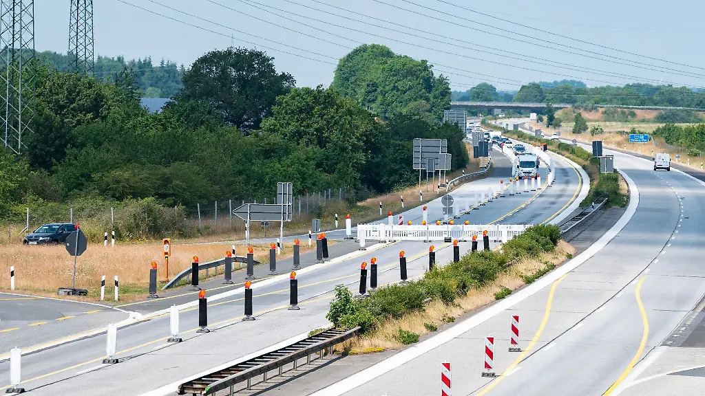 Die-Autobahn-7-ist-an-der-Abfahrt-Owschlag-gesperrt-Der-Abriss-einer-maroden-Bruecke-ueber-die-A7-verbunden-mit-einer-Vollsperrung-der-Autobahn-bei-Rendsburg-ist-planmaessig-angelaufen