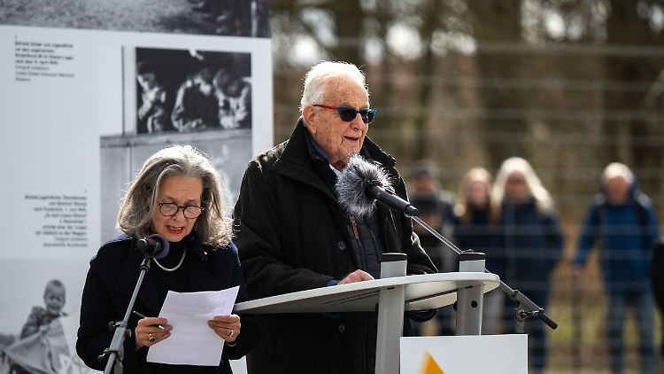 Insgesamt neun KZ-Überlebende waren laut der Stiftung bei der Kranzniederlegung: Naftali Fürst ist einer von ihnen.