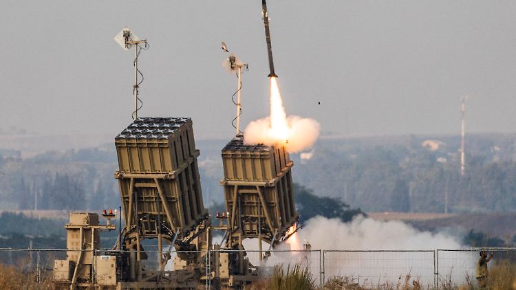 Israels Iron-Dome-Raketenabwehrsystem feuert eine Abfangrakete ab.