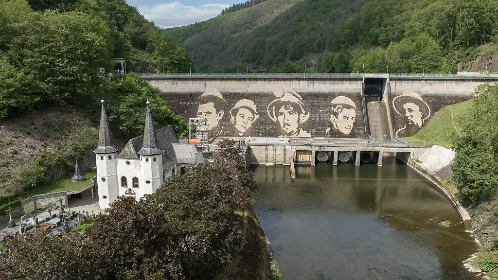An-einer-Staumauer-im-luxemburgischen-Vianden-prangt-das-monumentale-Werk-des-Kuenstlers-Klaus-Dauven