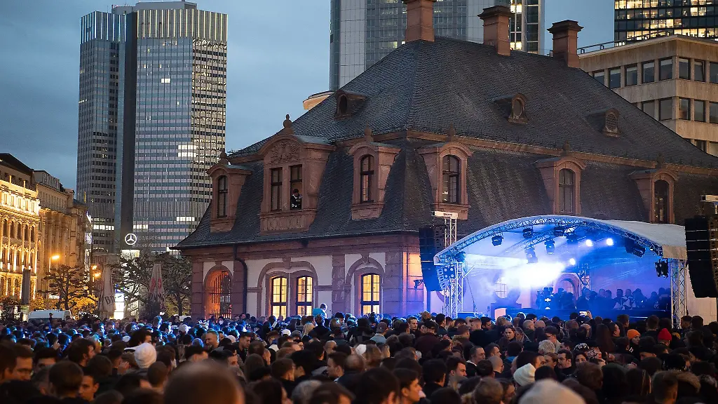 Menschen-tanzen-waehrend-der-Eroeffnung-des-Museum-of-Modern-Electronic-Music-auf-der-Hauptwache