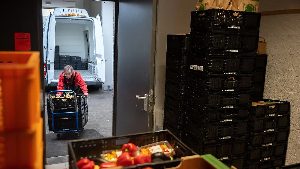 Ein-Mitarbeiter-schiebt-in-der-Mainzer-Tafel-Gemuesekisten-in-die-Tafel