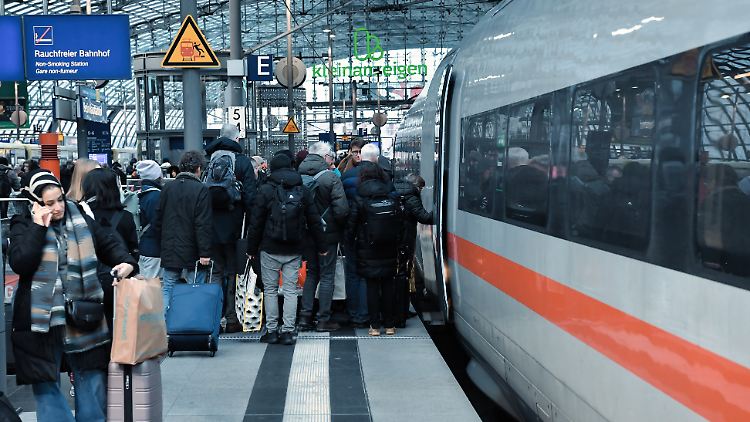 An den Bahnhöfen führen kurzfristige Gleiswechsel zu zusätzlichem Stress bei den Fahrgästen. 
